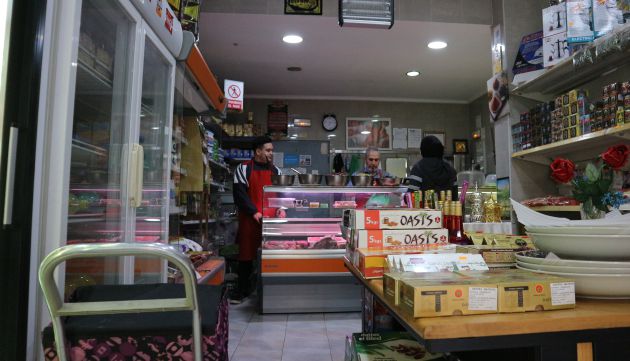 Hamsa (a la izquierda de la imagen) es de Iraq, tiene 22 años y estos días ayuda a su padre en una carnicería situada en la calle San Germán de Madrid Hamsa (a la izquierda de la imagen) es de Iraq, tiene 22 años y estos días ayuda a su padre en una carnicería situada en la calle San Germán de Madrid