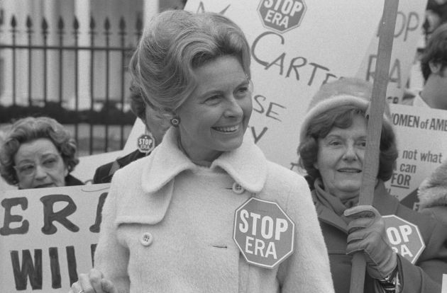 La activista Phyllis Schafly, con el eslogan ‘Stop ERA’, liderando el movimiento contra la aprobación de la Enmienda de Igualdad de Derechos, en 1977. La activista Phyllis Schafly, con el eslogan ‘Stop ERA’, liderando el movimiento contra la aprobación de la Enmienda de Igualdad de Derechos, en 1977.
