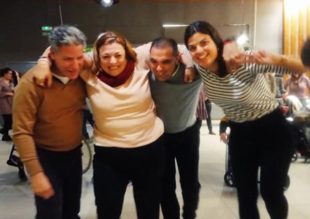 Adultos con diversidad funcional durante un encuentro de la asociación antes del confinamiento. Adultos con diversidad funcional durante un encuentro de la asociación antes del confinamiento.