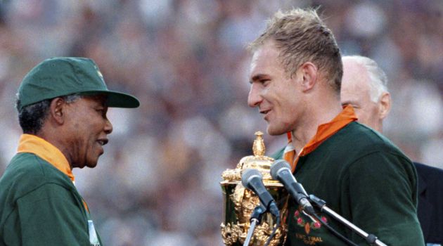 Nelson Mandela entrega la copa de campeón del Mundial de Rugby al capitán de Sudáfrica Nelson Mandela entrega la copa de campeón del Mundial de Rugby al capitán de Sudáfrica