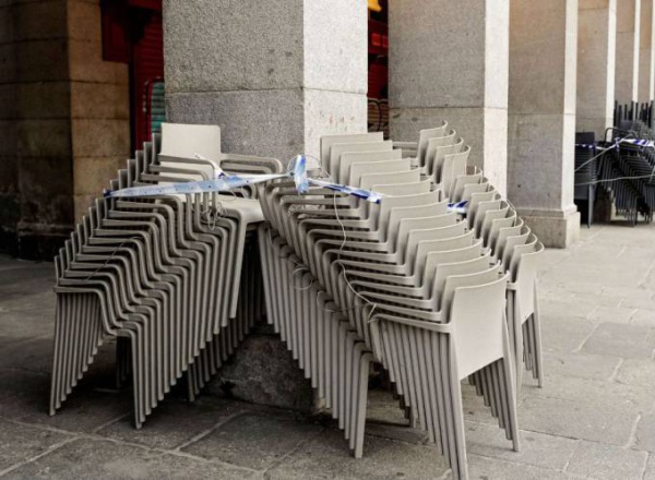 Terrazas de bares y restaurantes de la Plaza Mayor de Madrid cerrados por el Estado de Alarma