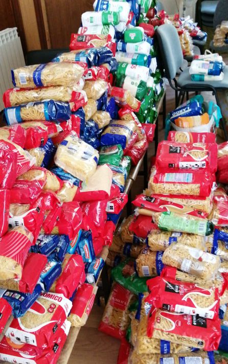 Decenas de familias acuden a la Asociación Apoyo para poder conseguir alimentos Decenas de familias acuden a la Asociación Apoyo para poder conseguir alimentos