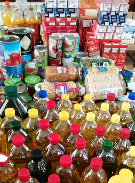 En plena pandemia organizaron una despensa solidaria que alimenta a un centenar de familias, en total más de 400 personas En plena pandemia organizaron una despensa solidaria que alimenta a un centenar de familias, en total más de 400 personas