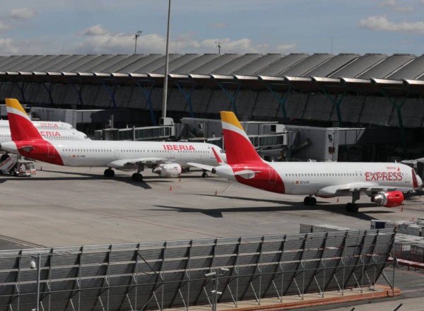 Varios aviones de Iberia aparcados en el Aeropuerto de Madrid-Barajas Adolfo Suárez
