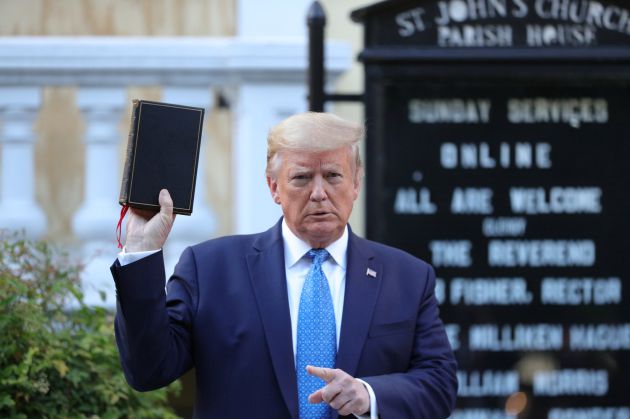 El presidente Trump, con la Biblia en la mano. El presidente Trump, con la Biblia en la mano.