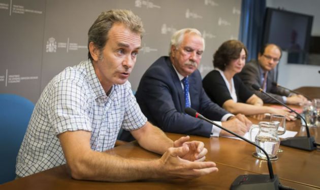 Simón en 2014, ya al frente del CCAES durante la crisis del Ébola Simón en 2014, ya al frente del CCAES durante la crisis del Ébola