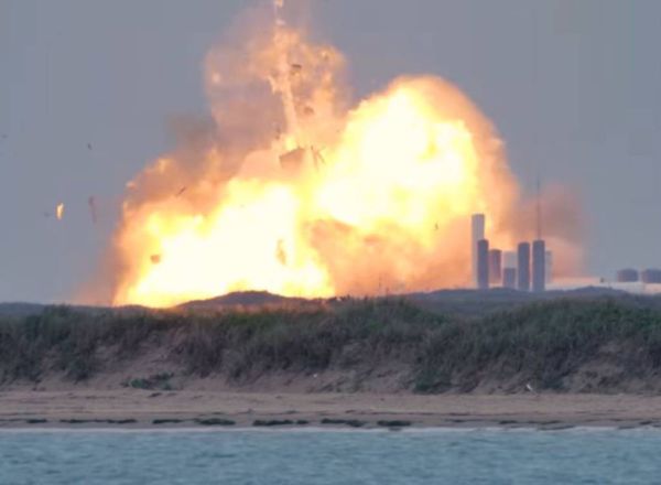 Momento en el que el cuarto prototipo de la última nave espacial de SpaceX explota tras superar con aparente éxito las pruebas