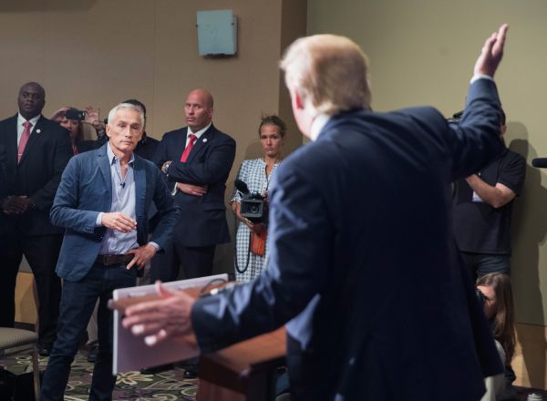 Jorge Ramos en una conferencia de prensa con Donald Trump en la que finalmente fue expulsado