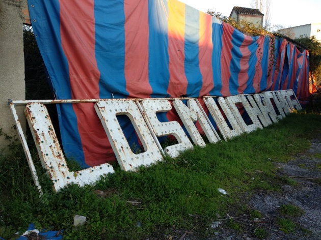 El cartel que presidía la carpa en todas sus actuaciones en el que se puede leer 'Los Muchachos' todavía se encuentra en la finca El cartel que presidía la carpa en todas sus actuaciones en el que se puede leer 'Los Muchachos' todavía se encuentra en la finca