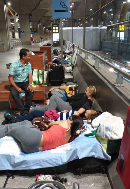 Miembros de la plataforma Venezolanos Varados en España charlan y descansan en el campamento donde una treintena de ellos vivía y dormía en la terminal 4 del aeropuerto de Barajas hasta el jueves 30 de julio Miembros de la plataforma Venezolanos Varados en España charlan y descansan en el campamento donde una treintena de ellos vivía y dormía en la terminal 4 del aeropuerto de Barajas hasta el jueves 30 de julio