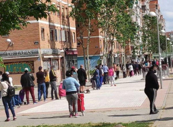Las colas del hambre en Carabamchel
