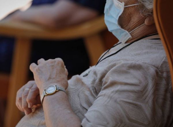 Imagen de una anciana en una residencia, los más vulnearables de la pandemia