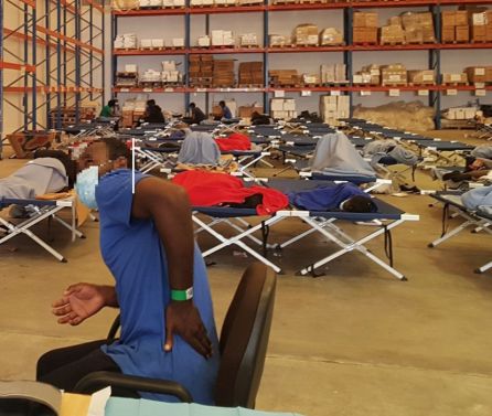 Se tratam de de 43, 31, 20 y 4 casos en las distintas instalaciones, que se han contagiado después de muchos meses ya en la isla, pero cuya propagación se ha visto influida por las “pésimas condiciones de los centros de acogida, donde la gente está hacinada" Se tratam de de 43, 31, 20 y 4 casos en las distintas instalaciones, que se han contagiado después de muchos meses ya en la isla, pero cuya propagación se ha visto influida por las “pésimas condiciones de los centros de acogida, donde la gente está hacinada"