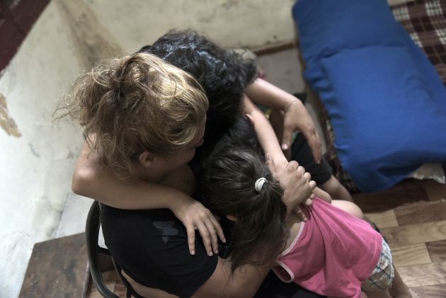 Una familia afectada por la explosión en Beirut. Una familia afectada por la explosión en Beirut.