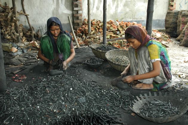 Bangladesh, 2006. Dos chicas sacan metales del interior de baterías usadas para su reciclaje Bangladesh, 2006. Dos chicas sacan metales del interior de baterías usadas para su reciclaje