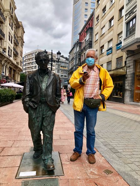 Carlos López-Tapia frente a la estatua de Woody Allen en Oviedo Carlos López-Tapia frente a la estatua de Woody Allen en Oviedo