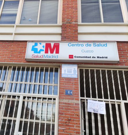 La puerta del centro de salud de Cuzco, en Fuenlabrada La puerta del centro de salud de Cuzco, en Fuenlabrada