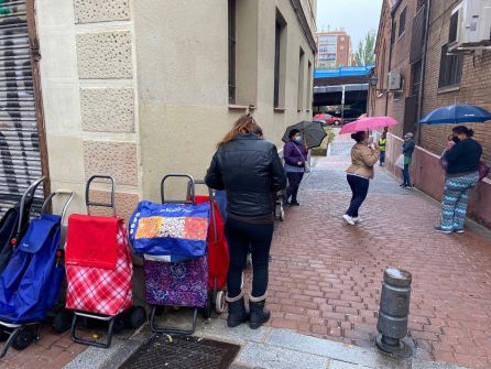 Decenas de personas esperan con sus carritos al reparto de comida Decenas de personas esperan con sus carritos al reparto de comida