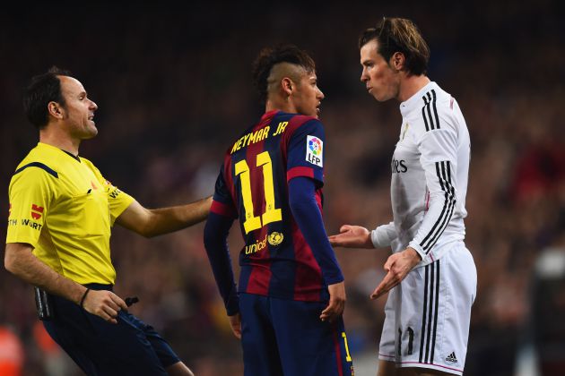 Neymar Junior y Gareth Bale discuten en un Clásico Neymar Junior y Gareth Bale discuten en un Clásico
