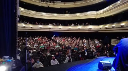 Público asistente a la edición especial de Hora 25 desde el Teatro Principal de Alicante. Público asistente a la edición especial de Hora 25 desde el Teatro Principal de Alicante.