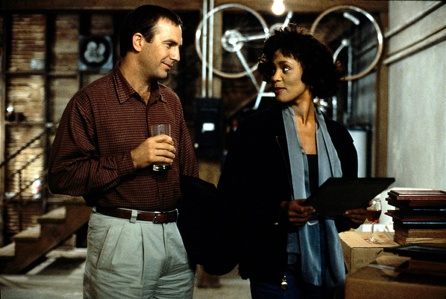 Kevin Costner y Whitney Houston en 'El guardaespaldas' Kevin Costner y Whitney Houston en 'El guardaespaldas'