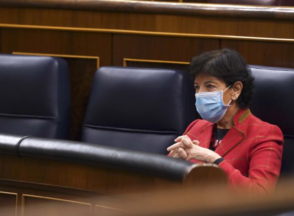 la ministra de Educación y Formación Profesional, Isabel Celaá, durante una sesión plenaria en el Congreso de los Diputados