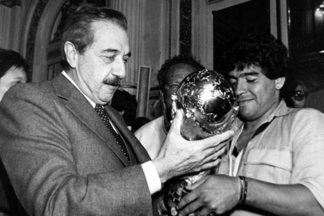 Raúl Alfonsín, junto a Maradona, con la Copa del Mundo en 1986 Raúl Alfonsín, junto a Maradona, con la Copa del Mundo en 1986