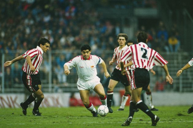 Maradona, con la camiseta del Sevilla en un partido contra el Athletic en la temporada 92-93 Maradona, con la camiseta del Sevilla en un partido contra el Athletic en la temporada 92-93