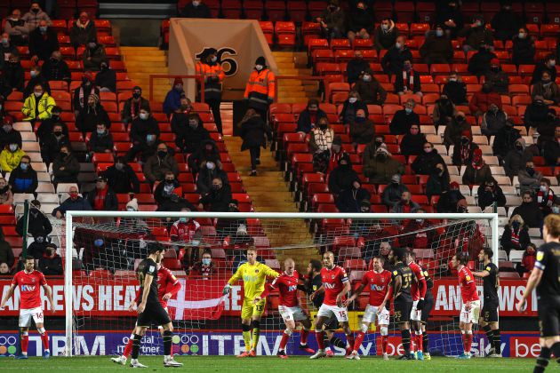 Aficionados ingleses presenciando el partido entre el Charlton Athletic y el Milton Keynes Dons en The Valley Aficionados ingleses presenciando el partido entre el Charlton Athletic y el Milton Keynes Dons en The Valley