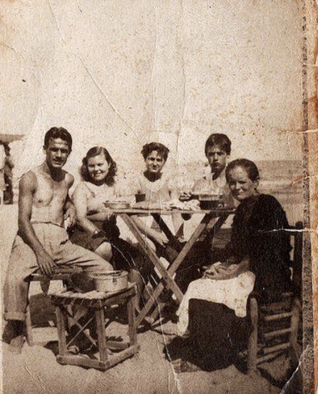 Una foto familiar de 1946 es el punto de partida de 'Regreso al Edén'. Una foto familiar de 1946 es el punto de partida de 'Regreso al Edén'.