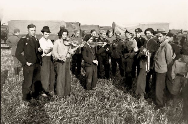 Músicos gitanos, obligados a tocar para soldados de la Werhmacht, en una imagen de propaganda de septiembre de 1939. Músicos gitanos, obligados a tocar para soldados de la Werhmacht, en una imagen de propaganda de septiembre de 1939.