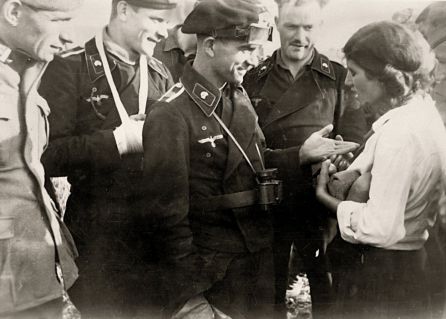 Una gitana lee la buenavetura a militares alemanes en Polonia, en octubre de 1939. Una gitana lee la buenavetura a militares alemanes en Polonia, en octubre de 1939.