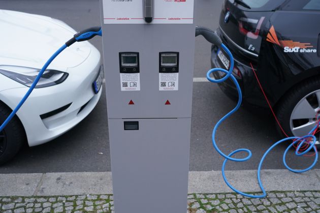 Dos coches eléctricos cargan sus baterias Dos coches eléctricos cargan sus baterias