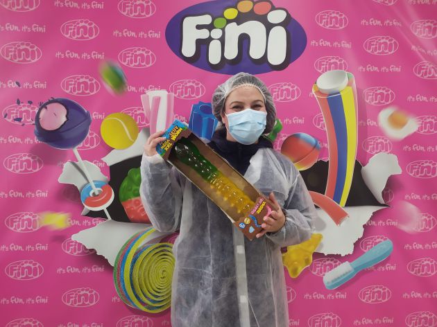 Maica Sánchez durante la visita a la fábrica de golosinas de Fini Maica Sánchez durante la visita a la fábrica de golosinas de Fini