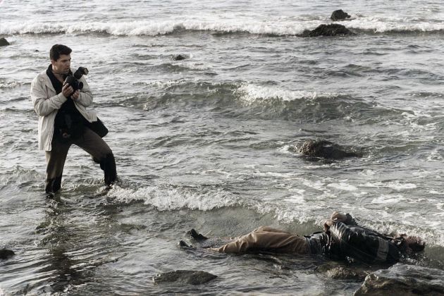 Fernando García Árévalo fotografiando el cadáver de un migrante Fernando García Árévalo fotografiando el cadáver de un migrante