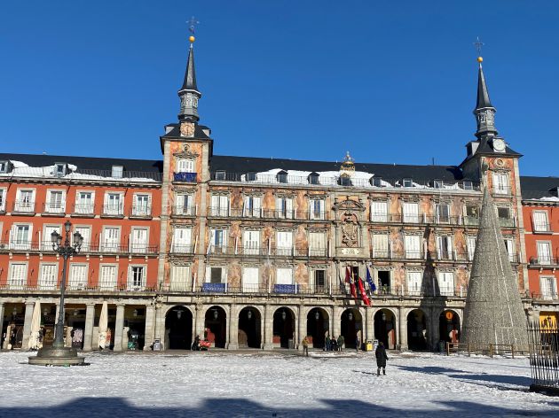 En la Plaza Mayor, la mayoría de las personas son hogar se han quedado bajo los soportales enfrentándose a Filomena En la Plaza Mayor, la mayoría de las personas son hogar se han quedado bajo los soportales enfrentándose a Filomena