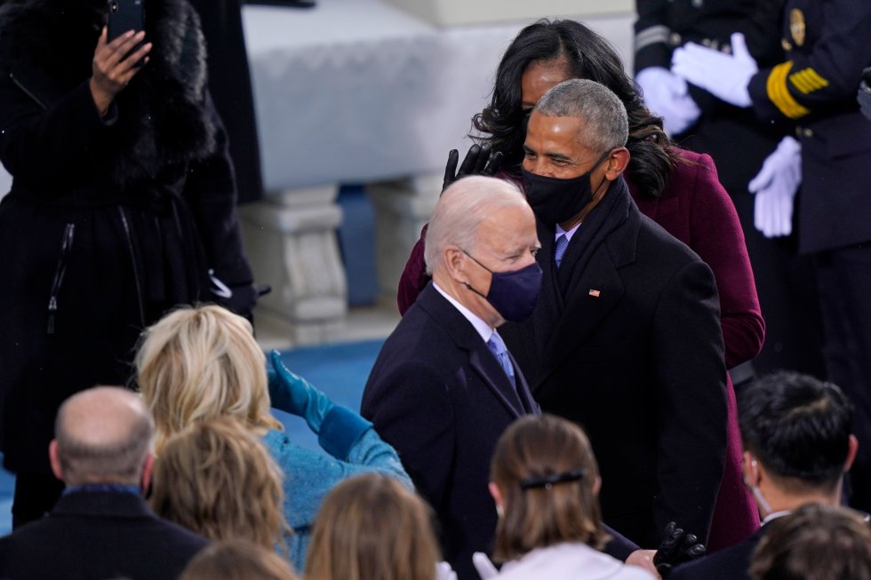 Barack Obama saludo al nuevo presidente de los Estados Unidos, Joe Biden y a la primera dama, la Dra. Jill Biden, después de la ceremonia de toma de posesión en el Capitolio de los Estados Unidos el 20 de enero de 2021. Barack Obama saludo al nuevo presidente de los Estados Unidos, Joe Biden y a la primera dama, la Dra. Jill Biden, después de la ceremonia de toma de posesión en el Capitolio de los Estados Unidos el 20 de enero de 2021.