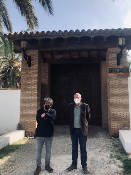 El periodista Arturo Ruiz y el alcalde de Dénia, Vicent Grimalt, frente a la puerta del Complejo Bremer El periodista Arturo Ruiz y el alcalde de Dénia, Vicent Grimalt, frente a la puerta del Complejo Bremer