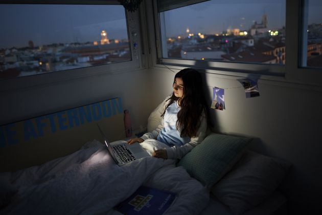 Una joven con el ordenador en su habitación. Una joven con el ordenador en su habitación.