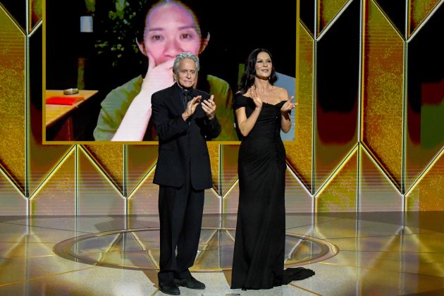 Michael Douglas y Catherine Zeta-Jones presentan el Globo de Oro a la mejor película dramática que se llevó Chloé Zhao por 'Nomadland'. Michael Douglas y Catherine Zeta-Jones presentan el Globo de Oro a la mejor película dramática que se llevó Chloé Zhao por 'Nomadland'.