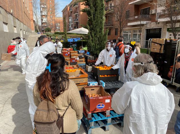 Tamara , con 5 hijos , es una de las más veteranas de esta cola . Lleva desde abril del año pasado viniendo a por ayuda , ahora tiene varios avisos de desahucio de su piso Tamara , con 5 hijos , es una de las más veteranas de esta cola . Lleva desde abril del año pasado viniendo a por ayuda , ahora tiene varios avisos de desahucio de su piso