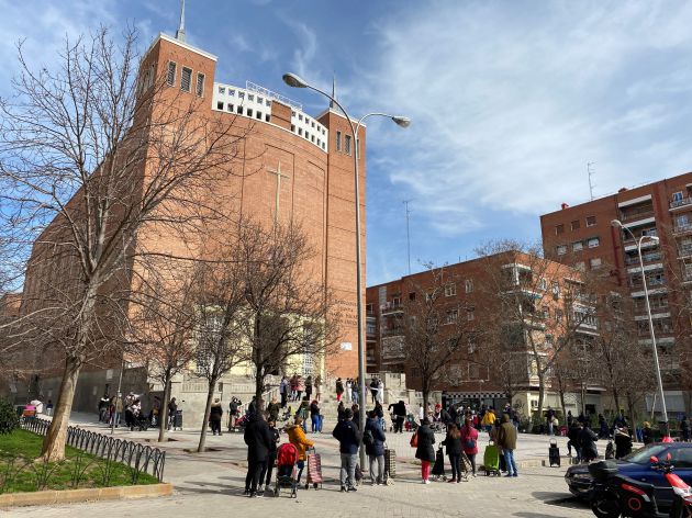 La cola da la vuelta al edificio con más de 500 personas aguardando su lote de alimentos La cola da la vuelta al edificio con más de 500 personas aguardando su lote de alimentos