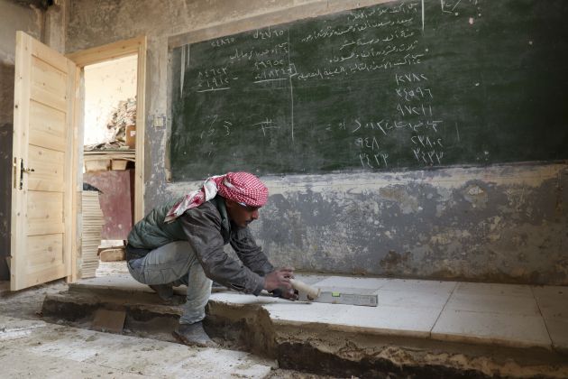 Un hombre rehabilita una escuela en Al-Mazboura, un pueblo rural de Aleppo, Siria, el 30 de diciembre de 2019 Un hombre rehabilita una escuela en Al-Mazboura, un pueblo rural de Aleppo, Siria, el 30 de diciembre de 2019