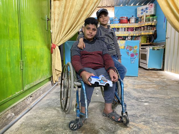 Hamza con su hermano Khaled, en el patio de la casa en la que vienen en el campo de refugiados de Zaatari. Hamza con su hermano Khaled, en el patio de la casa en la que vienen en el campo de refugiados de Zaatari.