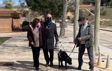 Adaptación del "usuario" Juanjo Millás a Urma, la perra guía Adaptación del "usuario" Juanjo Millás a Urma, la perra guía