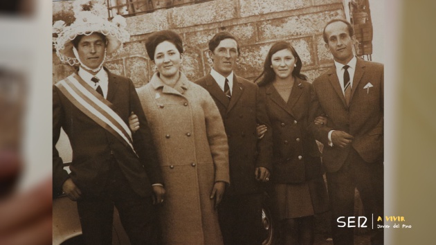 Celestino y su hermana Mariluz (derecha), acompañados de Pepe y Carmen, sus otros dos hermanos y el marido de esta última en las Fiestas de la Vaquilla de Fresnedillas de la Oliva en 1968. Celestino y su hermana Mariluz (derecha), acompañados de Pepe y Carmen, sus otros dos hermanos y el marido de esta última en las Fiestas de la Vaquilla de Fresnedillas de la Oliva en 1968.