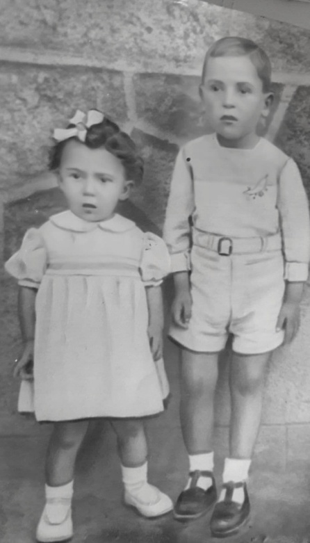 Celestino Hernández, de niño, en compañía de su hermana Mari Luz en una fotografía tomada en Fresnedillas de la Oliva (Madrid) sin datar. Celestino Hernández, de niño, en compañía de su hermana Mari Luz en una fotografía tomada en Fresnedillas de la Oliva (Madrid) sin datar.