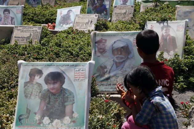 SANA'A, YEMEN, 25 de marzo. Dos niños rezan frente a las tumbas de sus familiares muertos en la guerra SANA'A, YEMEN, 25 de marzo. Dos niños rezan frente a las tumbas de sus familiares muertos en la guerra