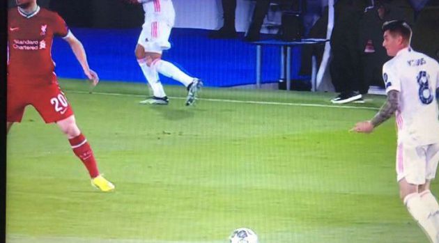 Kroos indica a Vinicius el desmarque justo antes de realizar el pase Kroos indica a Vinicius el desmarque justo antes de realizar el pase
