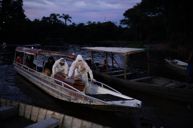 Miembros de SOS Funeral transportan el féretro de una anciana fallecida en Manaos, una de las ciudades brasileñas más afectadas por el coronavirus, donde reinaron el negacionismo y la confusión por los mensajes de los líderes políticos Miembros de SOS Funeral transportan el féretro de una anciana fallecida en Manaos, una de las ciudades brasileñas más afectadas por el coronavirus, donde reinaron el negacionismo y la confusión por los mensajes de los líderes políticos